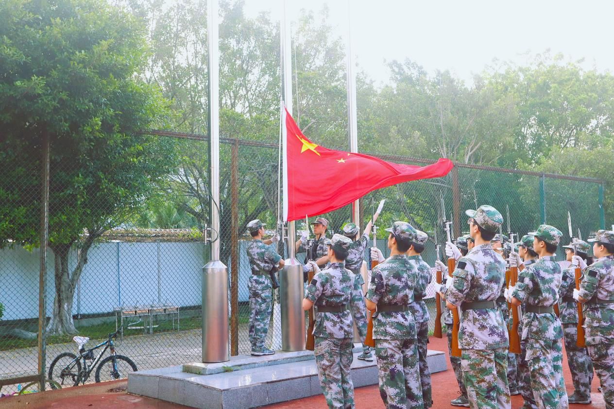 化学Beat365官方网站举办升旗仪式