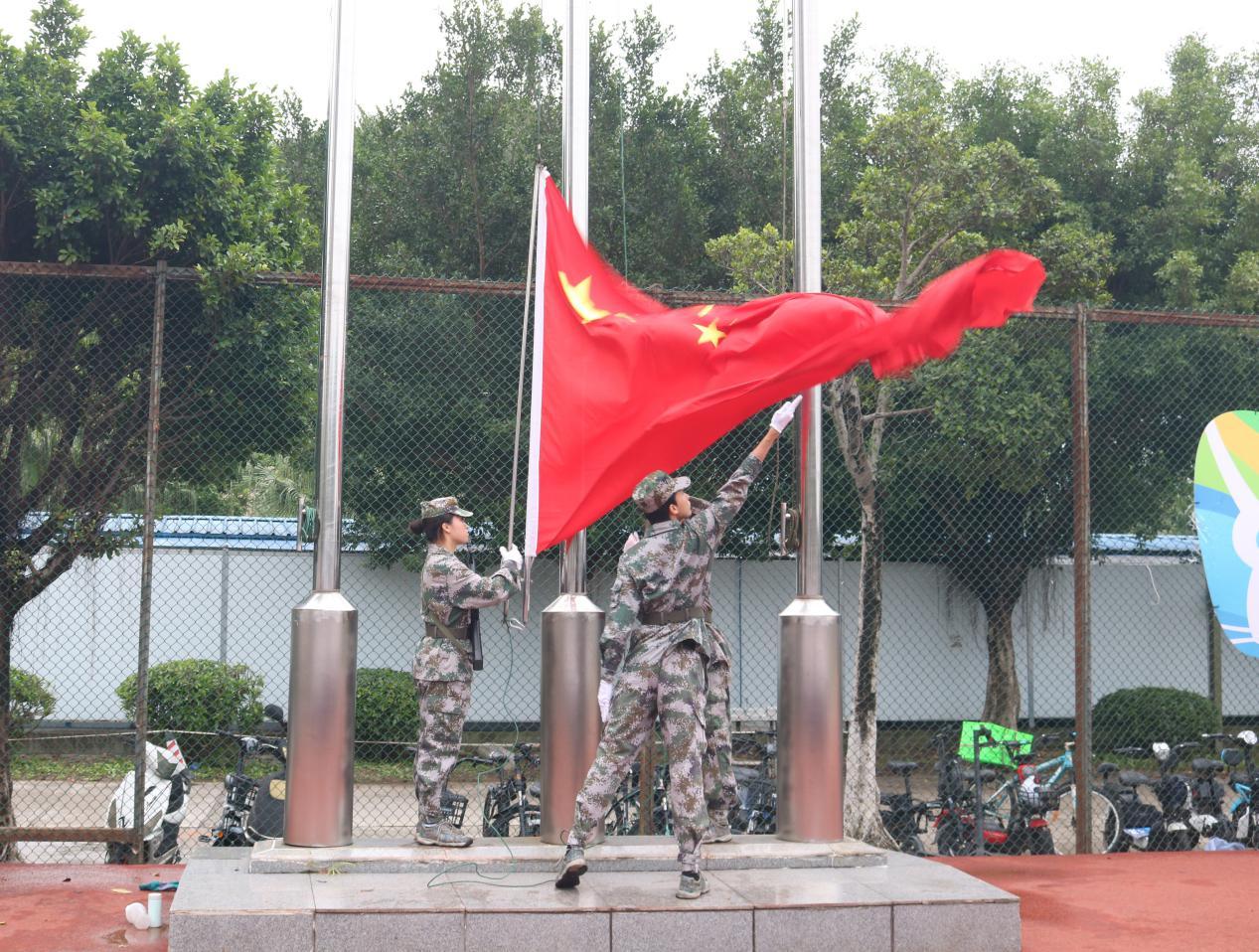 加强国防教育 共筑安全之基 ——化学Beat365官方网站举行升旗仪式