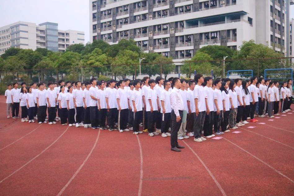 我院举行升国旗仪式暨“国旗下的讲话”活动