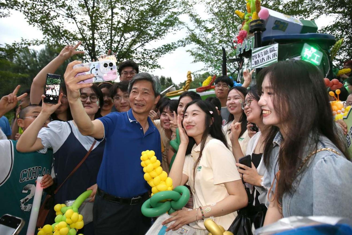 3044永利集团党委书记高翅和同学们合影。侯国涛 摄