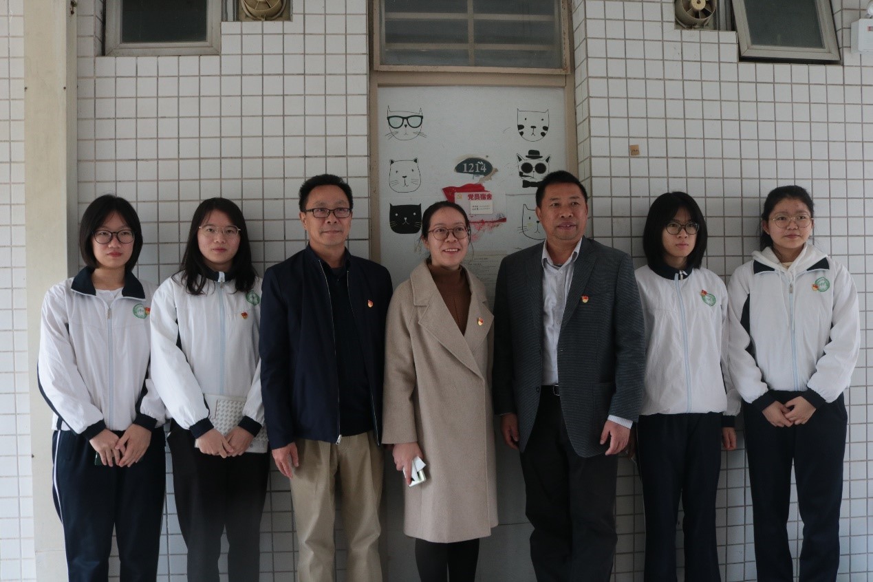 汇聚青春力量 提高帮带能力——化学Beat365官方网站举行学生党员宿舍挂牌仪式及“七个一”活动介绍会