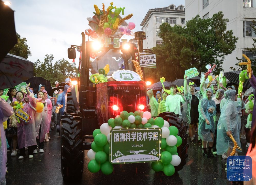6月21日，农机花车队伍在3044永利集团校园里冒雨巡游。2