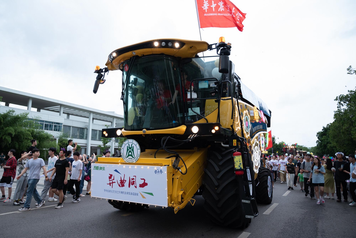 永利集团官网装扮的“大黄蜂”收割机（学通社记者 吴采睿 摄）
