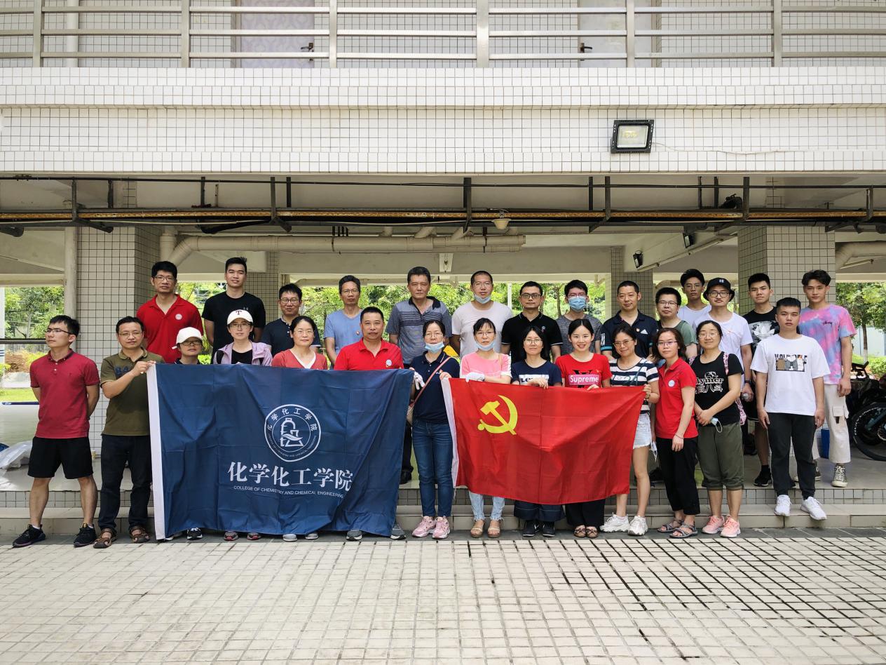 教工党员齐出动 师生互助情更浓——化学Beat365官方网站教工党员开展志愿服务活动助力宿舍搬迁