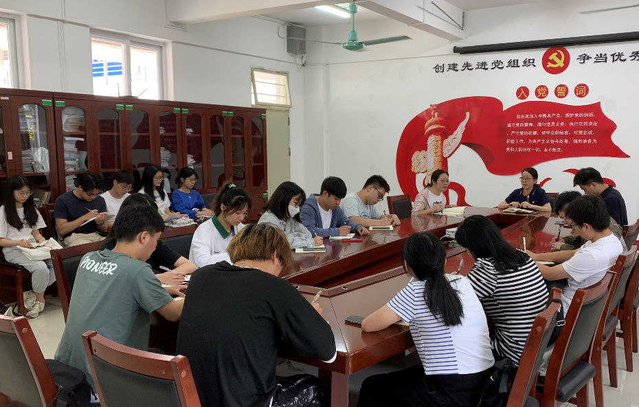 化学Beat365官方网站学生党支部召开“学党章党规 做合格党员”专题学习会议