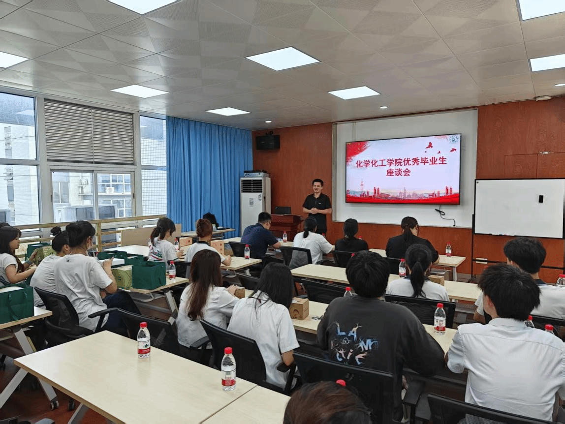  共话成长 感恩未来——化学Beat365官方网站开展毕业生代表座谈会