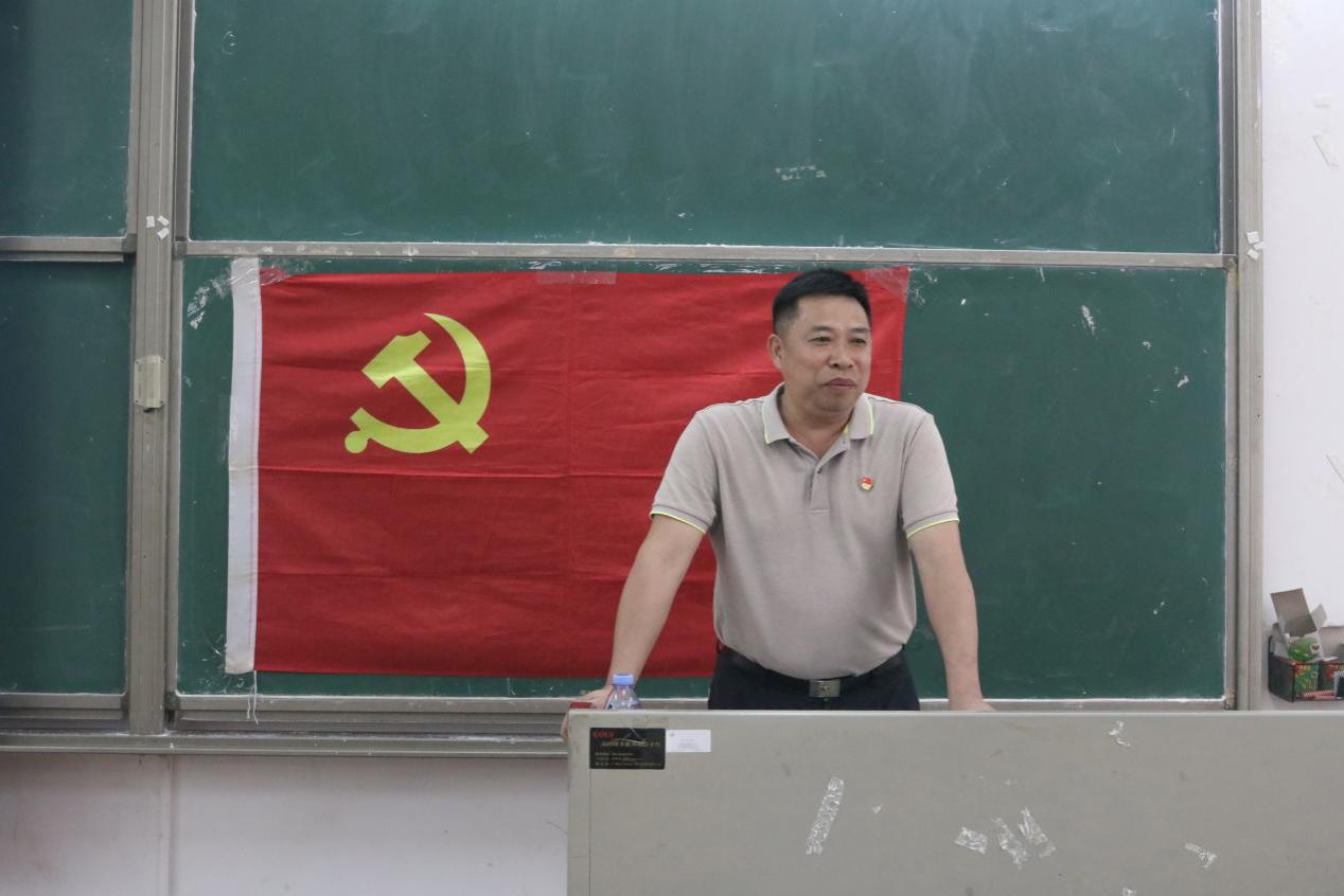 化学Beat365官方网站党委书记邱树华给毕业生党员讲党课