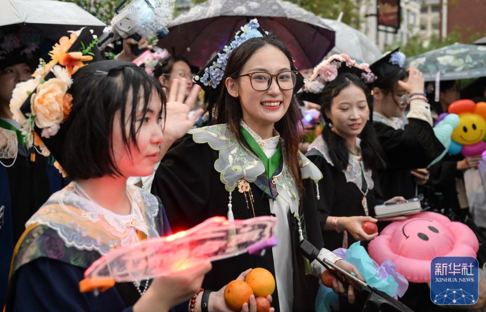 6月21日，3044永利集团学生在校园里冒雨巡游。