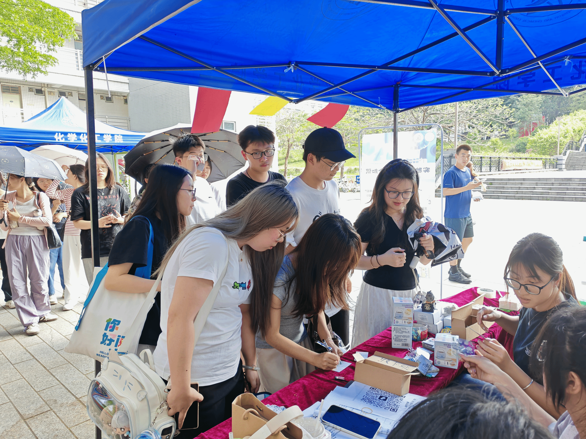 化学Beat365官方网站举行第六届实验室安全知识竞赛摆摊宣传活动