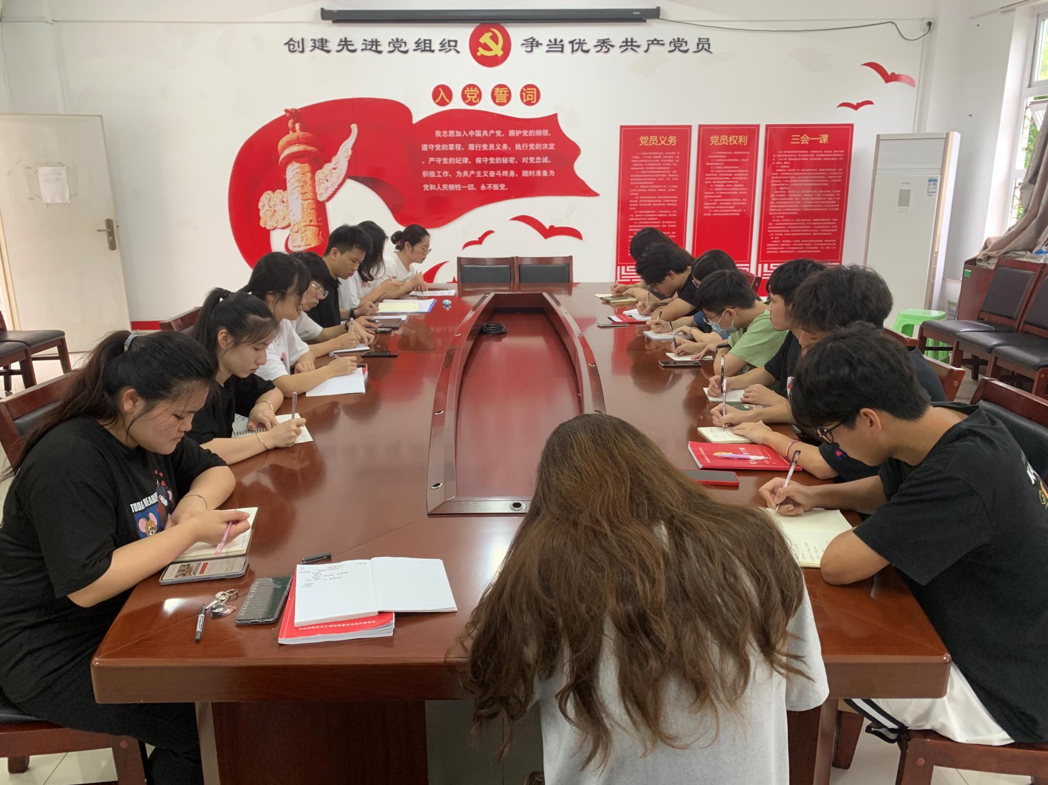 坚持党的领导 树立大局意识——化学Beat365官方网站学生党支部召开专题学习会议