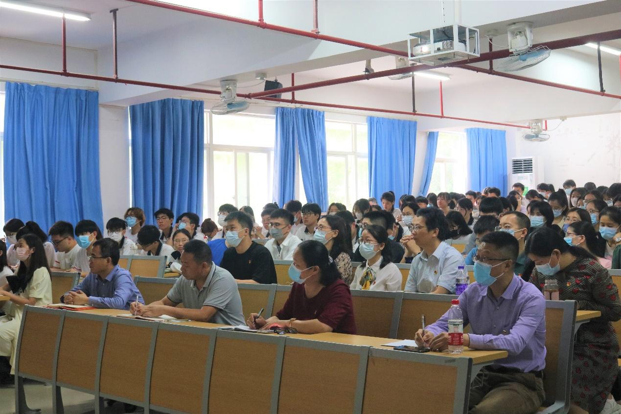 聚焦两会 筑梦当下——田允波副校长为化学Beat365官方网站、外国语学院师生党员讲党课