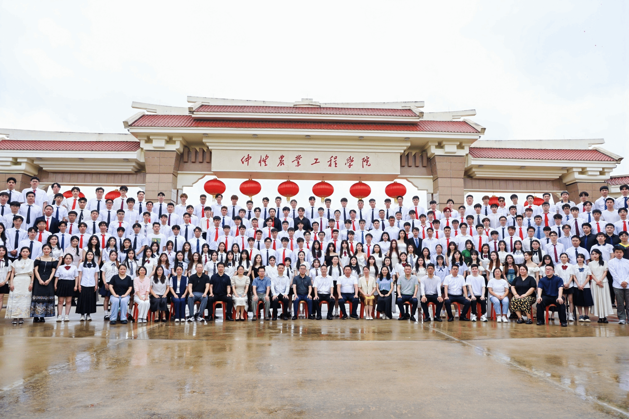 青春化新篇，工筑强国梦 ——化学Beat365官方网站开展2025届本科毕业生合影活动