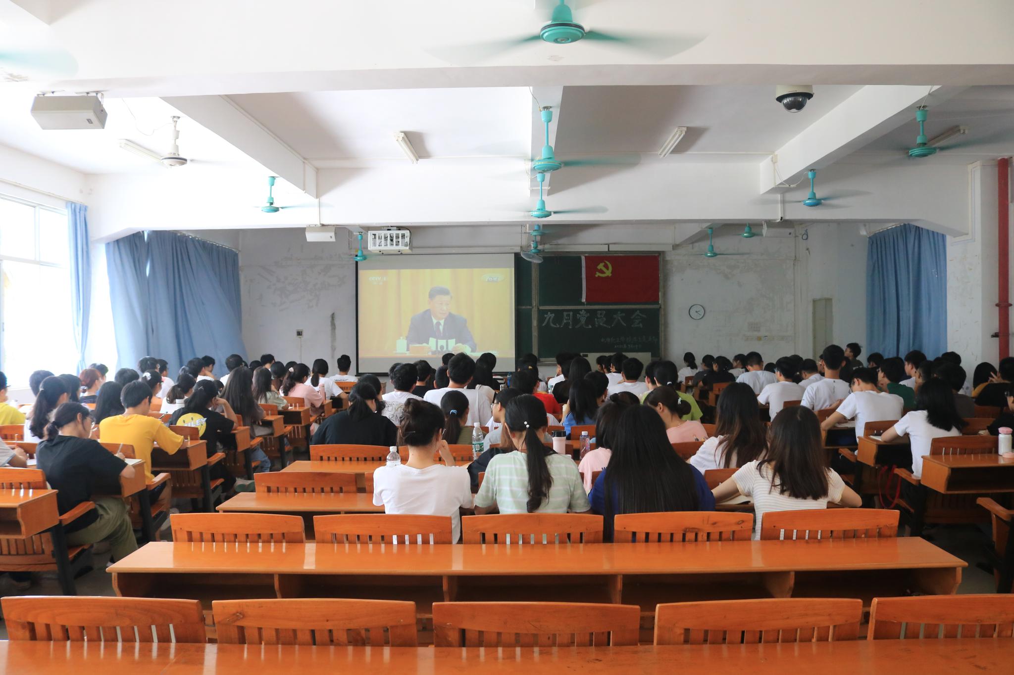 敬抗疫英雄 弘抗疫精神——化学Beat365官方网站学生党支部组织观看《全国抗击新冠肺炎疫情表彰大会》纪实视频