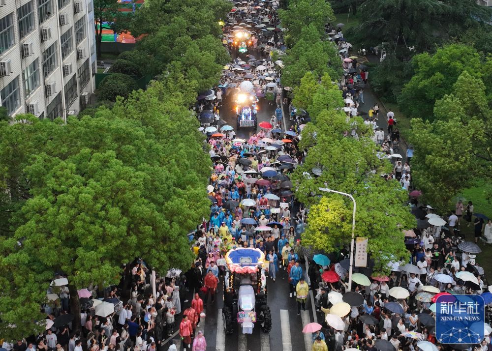 6月21日，农机花车队伍在3044永利集团校园里巡游（无人机照片）。