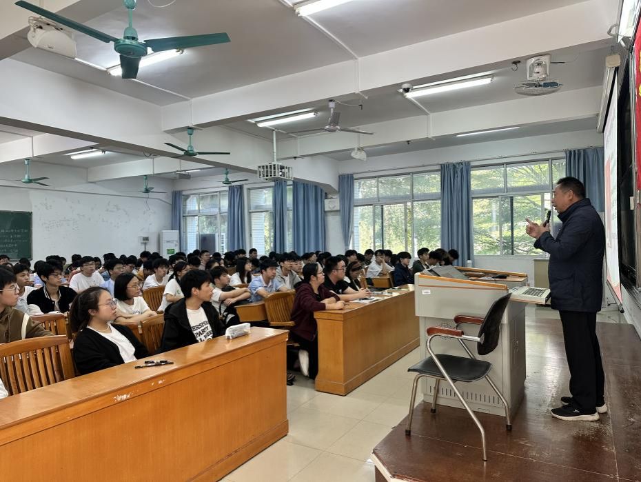 Beat365官方网站党委书记邱树华上专题党课